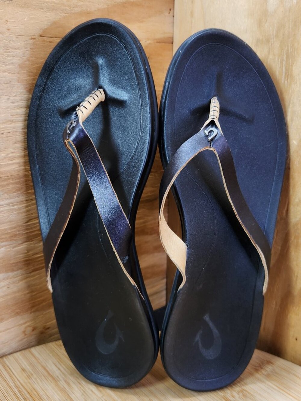 OluKai Ho'opio Womens Black Leather Thong Sandals Size 6 - Picture 6 of 9